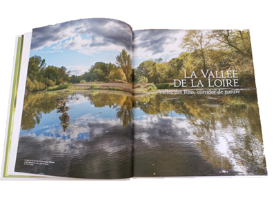 Page du livre sur « La vallée de la Loire » avec une photo du fleuve et ses environs.